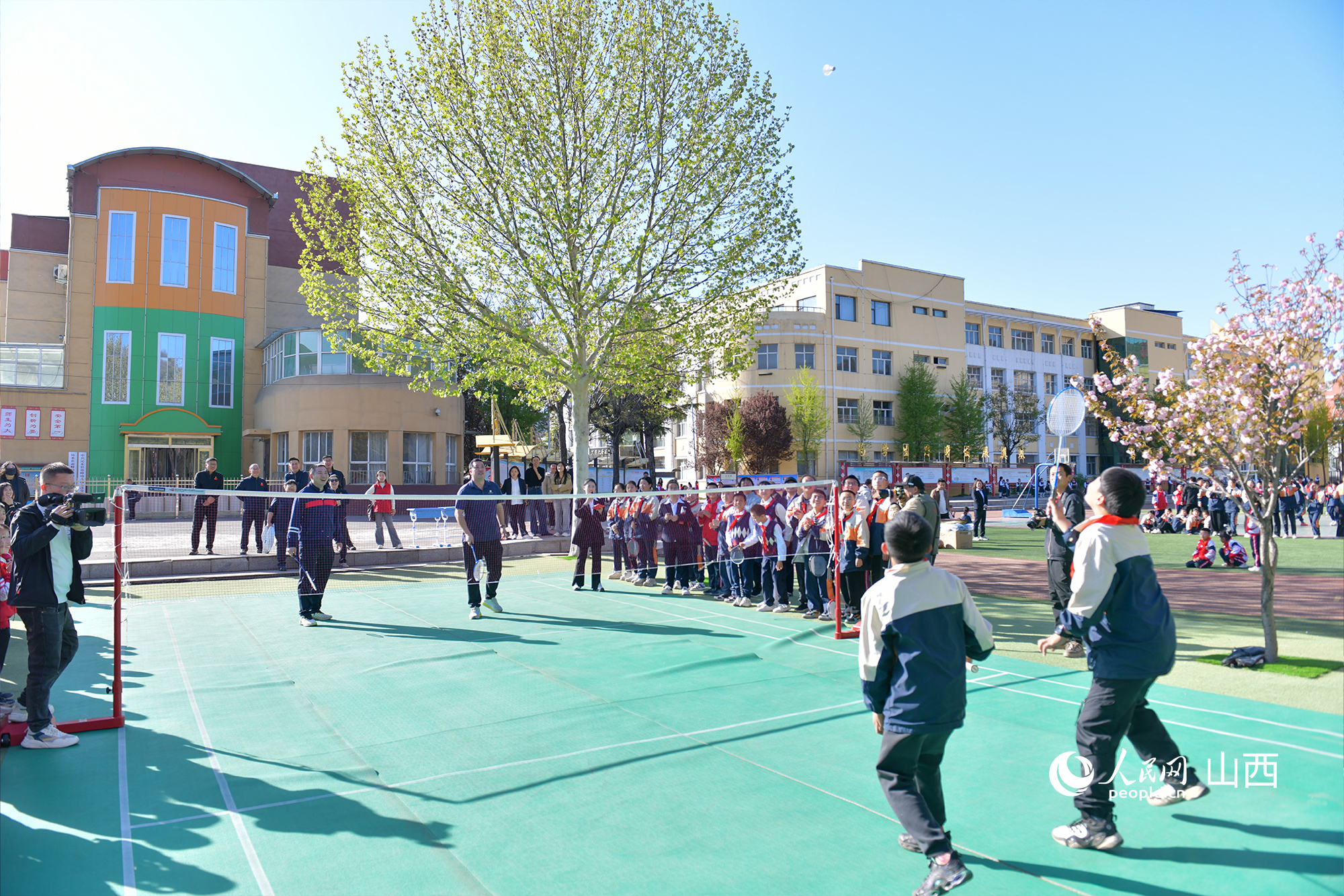陈郁、何汉斌和同学们进行羽毛球双打比赛。人民网记者 焦搏文摄