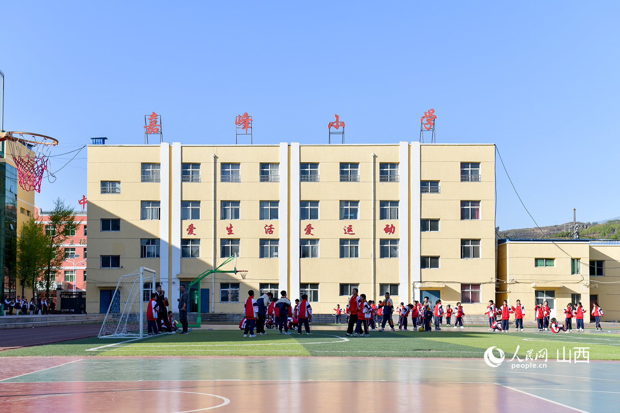 嘉峰小学操场上，同学们进行体育活动。人民网记者 焦搏文摄