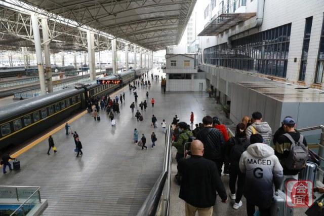 武汉重启第一天,郑州火车站迎来600余名旅客
