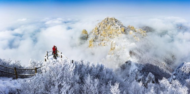 冬日白石山2017年5月12日,淶源縣七山滑雪場開工建設,耗時208天,造雪