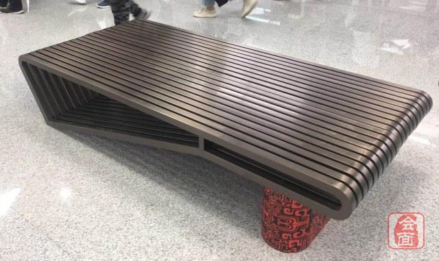 古香古色的站台座椅