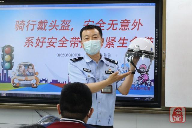 一盔一带 走进校园