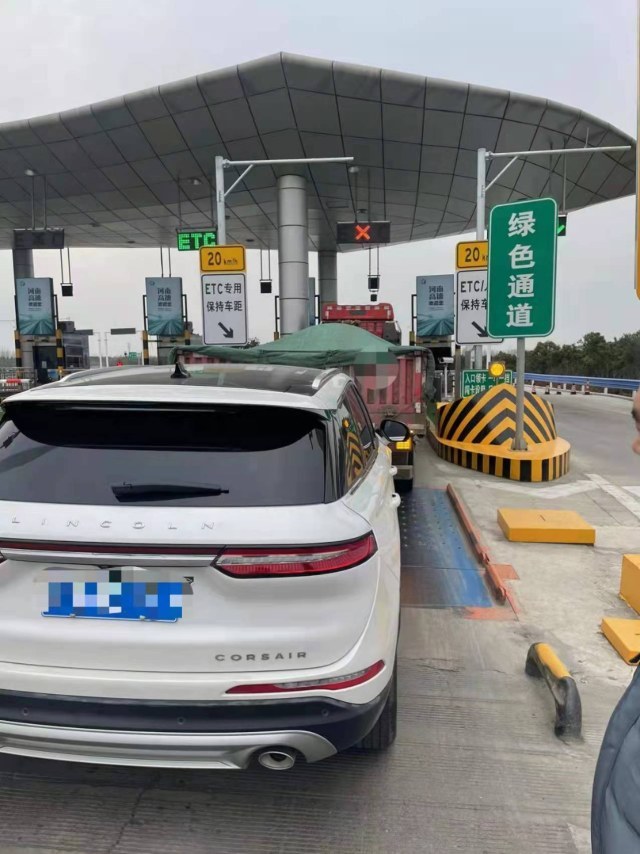 收费站口倒车瞻前不顾后后方车辆很受伤