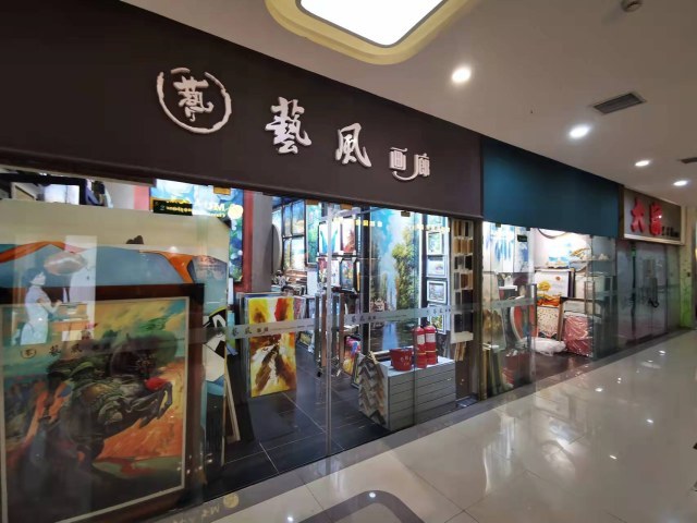 在陳砦花卉市場鄭汴路店記者看到,眾多商戶都在忙碌著,各店鋪呈現出一