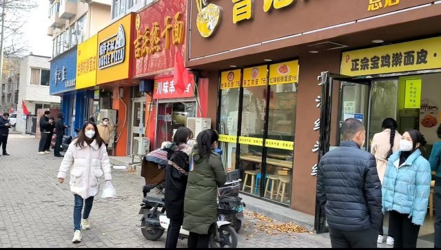 早上八點半,金水區東三街紅專路附近的街邊小吃店裡,居民們享受著美味